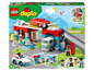 LEGO Duplo Spielzeug mit einer Autowaschanlage, Autos und Figuren.