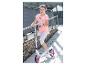 Lächelndes Mädchen auf einem weiß-rosa Roller, trägt ein rosa T-Shirt und Leggings.