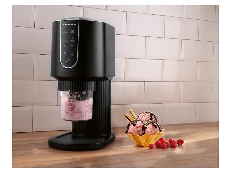 Schwarze Eis- und Dessertmaschine mit Digitalanzeige, neben einer Schale Himbeereis.