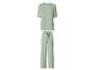 Mintgrünes geripptes T-Shirt und weite Hose.