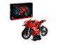 LEGO Technic Panigale V4 R Karton und zusammengebautes Modell des roten Ducati Motorrads.