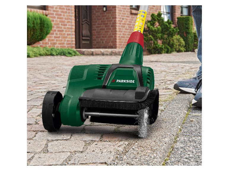 Parkside Fugenreiniger entfernt Unkraut von einem Steinweg.