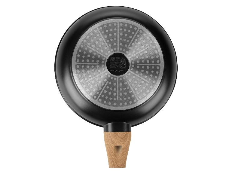 Schwarze Livarno Lux Pfanne mit Holzgriff.