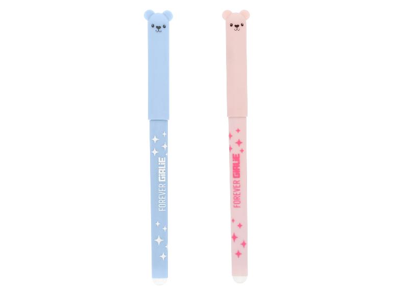 Zwei Stifte mit Bärenmotiv, einer hellblau und einer rosa, mit dem Text „FOREVER GIRLIE“.