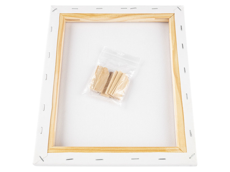 Eine weiße Leinwand mit Holzrahmen und Holzkeilen.