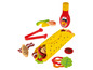 Spielzeug-Burrito mit Zutaten, Zange und einer Flasche Chilisauce.