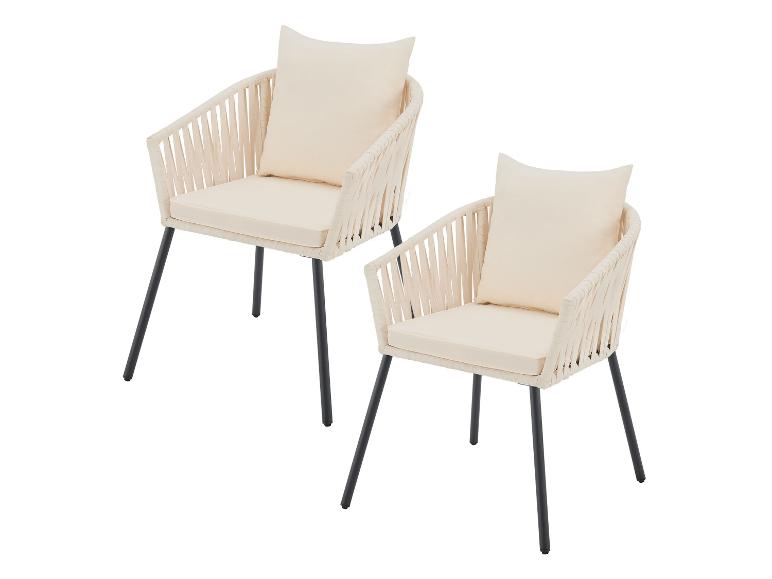 Zwei beige Gartenstühle mit schwarzem Gestell.