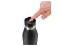 Finger drückt Knopf auf schwarzer Thermosflasche mit Metallband.