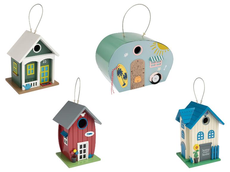 Vogelhäuser in verschiedenen Stilen, darunter ein Haus, ein Wohnmobil und eine Scheune.
