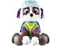 Sitzender Plüschhund mit blauem Helm und grün-lila Anzug.