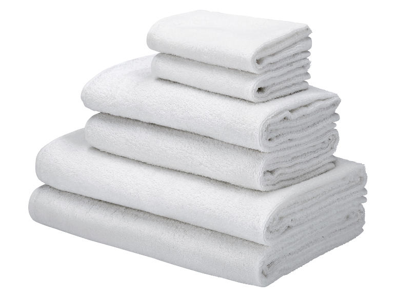 Stapel weißer Handtücher.