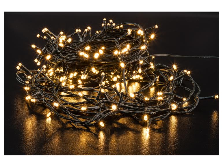 Aufgewickelte Lichterkette mit warmen LEDs auf dunklem Untergrund