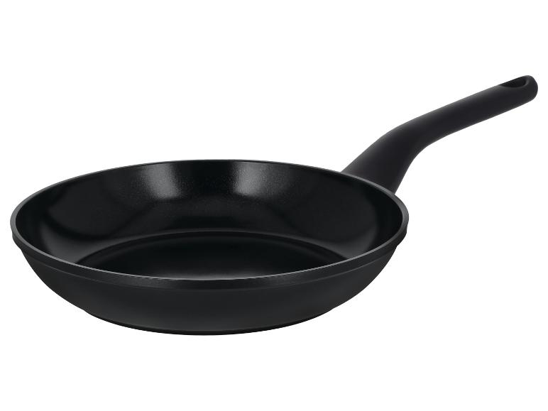 Schwarze Bratpfanne mit Griff, Seitenansicht.