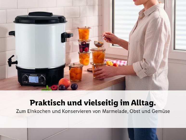 Elektrischer Einkochtopf mit Früchten in Gläsern, Frau füllt ein Glas. Praktisch und vielseitig.