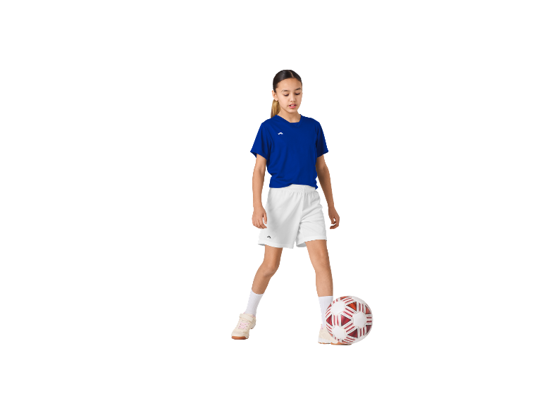 Mädchen spielt Fußball in Joma Sportkleidung.