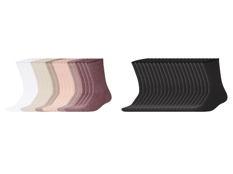 Packung schwarzer und mehrfarbiger Socken.