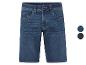 Dunkelblaue und marineblaue Jeans-Shorts.