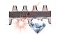 Laserschneiden eines Diamanten mit Funken und Strahl.