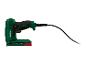 Grün-schwarzer Elektrotacker mit Kabel, geeignet für Klammern Typ 53 (6-14mm) und Nägel Typ 47 (14-15mm).