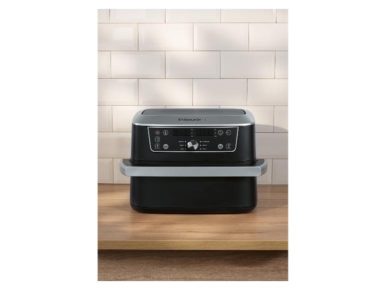 Schwarze SilverCrest Heißluftfritteuse auf einer Holzküchenarbeitsplatte.
