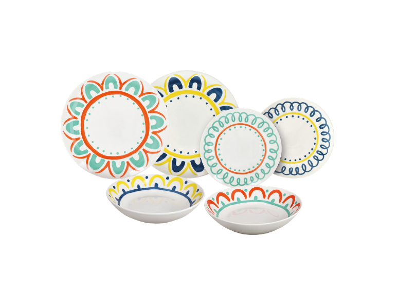 Set aus weißen Tellern und Schalen mit farbigen, gemusterten Rändern.