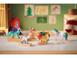 Fantasiefiguren wie Drachen, Einhörner und Greife auf einem Tisch mit Kinderzeichnungen.