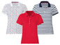 Drei Poloshirts: eines mit Ankern, eines rotes und eines mit blauen Streifen.