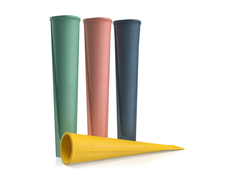 Drei farbige Eisformen und eine gelbe Eislöffel.