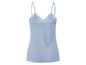 Ein hellblaues Tanktop mit Spitze am oberen Rand.