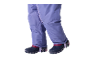 Lila Schneehose für Kinder mit dunkelblauen und roten Winterstiefeln.