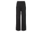 Schwarze Hose mit weiten Beinen.