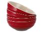 Vier rote Le Creuset Schüsseln übereinander gestapelt.