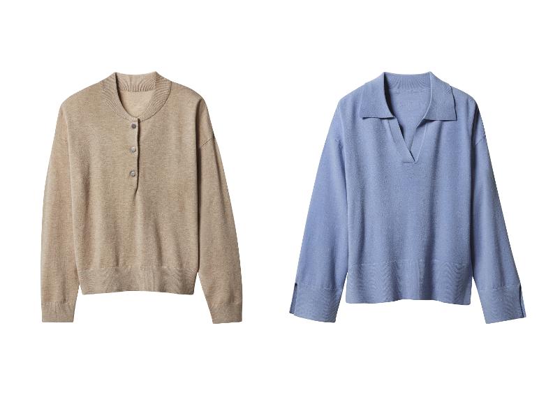 Zwei Strickpullover, ein beiger mit Knöpfen und ein blauer mit Kragen.