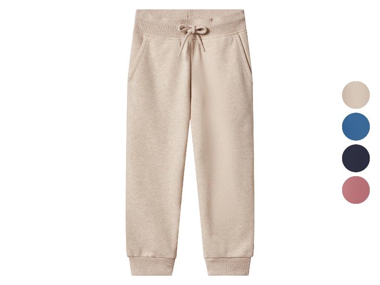 Beige Jogginghose mit Kordelzug und gerippten Bündchen, mit Farbmustern daneben.