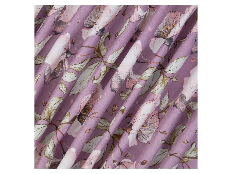 Lila Stoff mit zartem Blumenmuster.