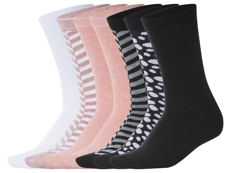 Set aus sechs Paar Socken in verschiedenen Designs: weiße, rosa gestreifte, rosa, grau gestreifte, schwarze gepunktete und schwarze.