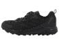 Schwarze Sportschuhe mit robuster Sohle und Schnürsenkeln, Seitenansicht.