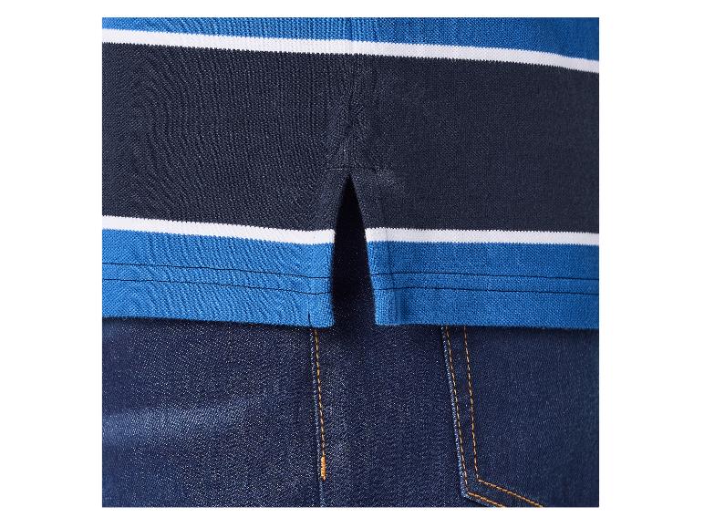 Marineblaues, blaues und weißes gestreiftes Poloshirt mit Seitenschlitzen, kombiniert mit Jeans.