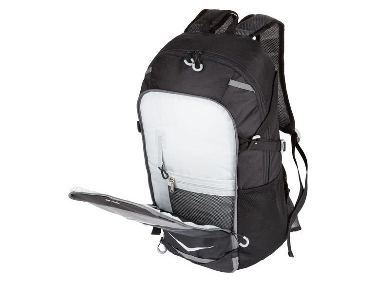 Ein schwarzer Rucksack mit Nike-Logo, offen mit Blick auf das Innere.