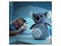 Ein Plüschkoala mit Licht und Musik hilft einem Kind beim Einschlafen.