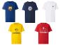 Fünf kurzärmelige Fußballclub-T-Shirts in Blau, Weiß, Gelb und Rot.