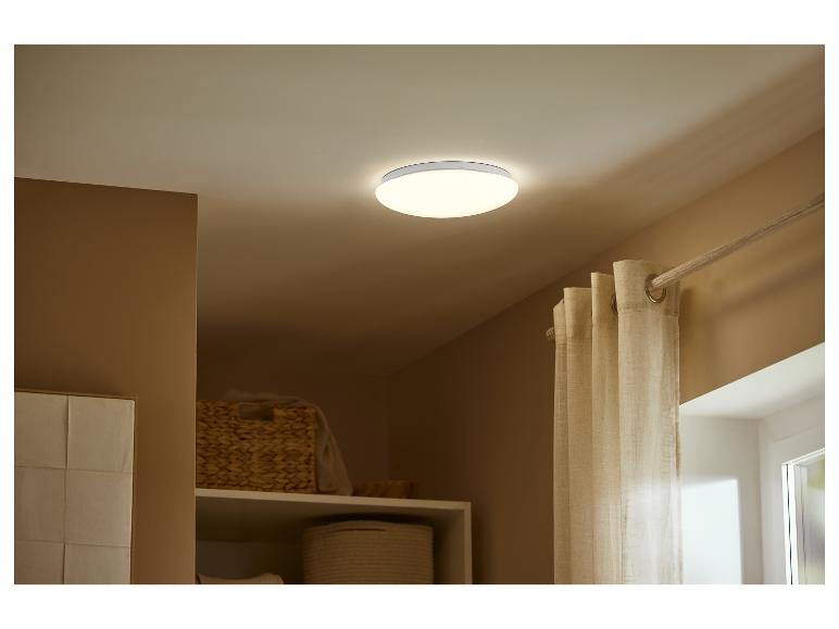 LIVARNO home LED-Deckenleuchte in einem gemütlich eingerichteten Raum.