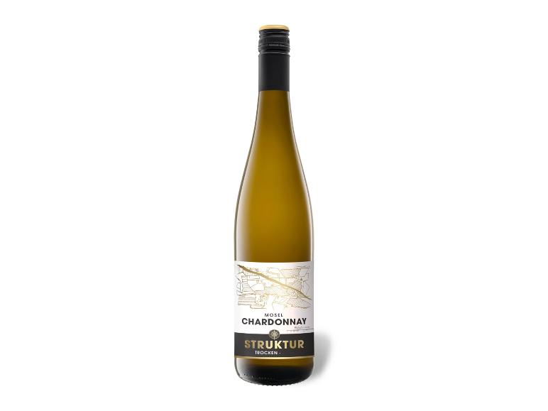 Flasche Weißwein mit Etikett „Mosel Chardonnay Struktur Trocken“ und goldener Kartenillustration.