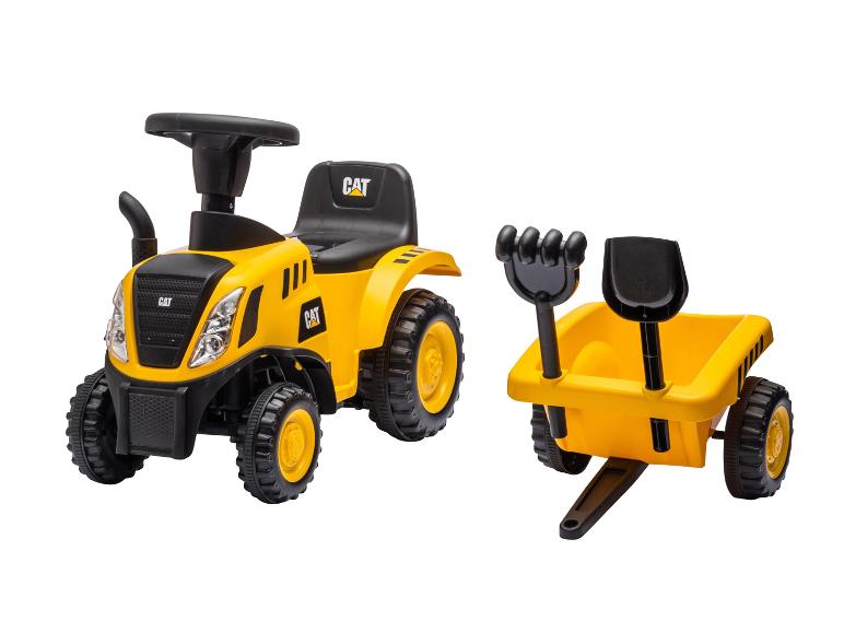 Gelber Aufsitz-Traktor mit Anhänger und Spielzeugwerkzeugen.