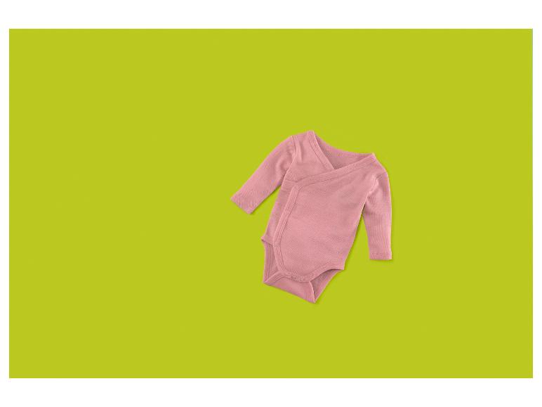 Rosa Baby-Langarmbody auf limettengrünem Hintergrund