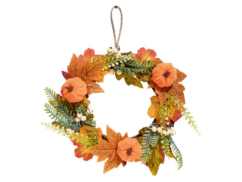 Herbstkranz mit orangefarbenen Blättern, kleinen Kürbissen und Beeren