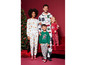 Eine Familie in Weihnachtspyjamas mit Lebkuchen-, Weihnachtsbaum- und Rentiermotiven.