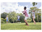 Eine Familie spielt Badminton im Garten.