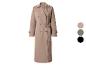 Langer beiger zweireihiger Trenchcoat mit Gürtel und braunen Knöpfen.