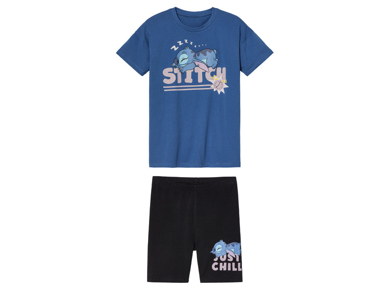 Ein blaues Stitch-T-Shirt und schwarze Shorts.